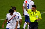 Hollands Giovanni van Bronckhorst tænkte måske ikke så meget på det, da han blev vist ud mod Portugal. Men faktisk var han med til at hjælpe forældreløse børn, da han begik sin forseelse. - Arkivfoto: AP 