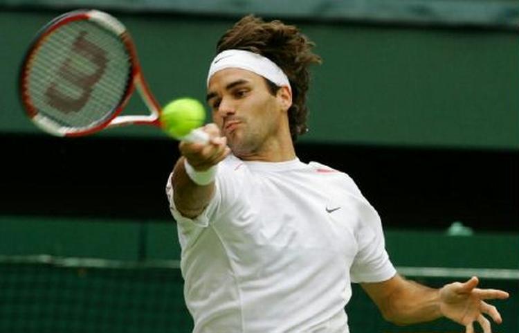 Den forsvarende mester Roger Federer er kommet over to svære forhindringer på vej mod en ny Wimbledon-titel. - Foto: AP 