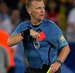 Den engelske dommer nåede at give tre gule kort til den kroatiske forsvarer Josep Simunic under kampen mellem Australien og Kroatien. Nu er dommeren vraget til de resterende VM-kampe. - Arkivfoto: AP 