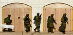 Israelske soldater omringer en bygning på Vestbredden, hvor en bosætter er meldt savnet efter gidseltagningen af den israelske soldat i Gaza. - Foto: AP 