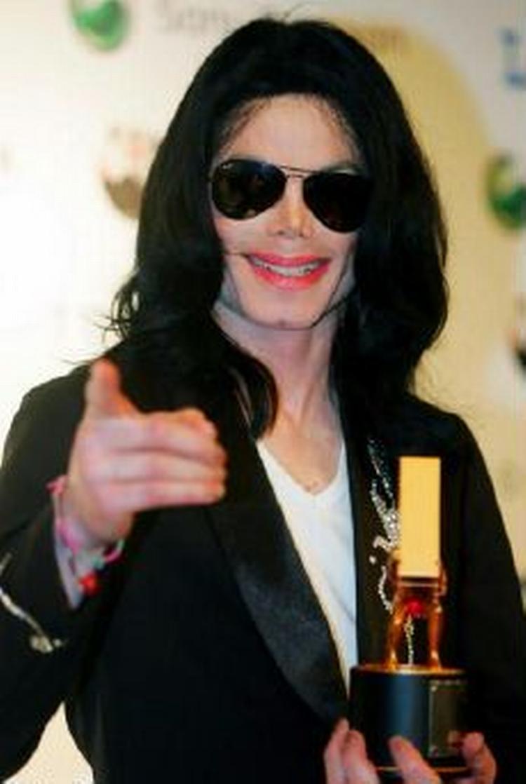 Popstjernen Michael Jackson fik en pris ved MTV Awards i år. Sangeren vil nu flytte til Europa. - Arkivfoto: AP 