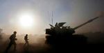 Israelske soldater affyrer granater ved Gazastriben. - Foto: AP 
