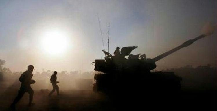 Israelske soldater affyrer granater ved Gazastriben. - Foto: AP 