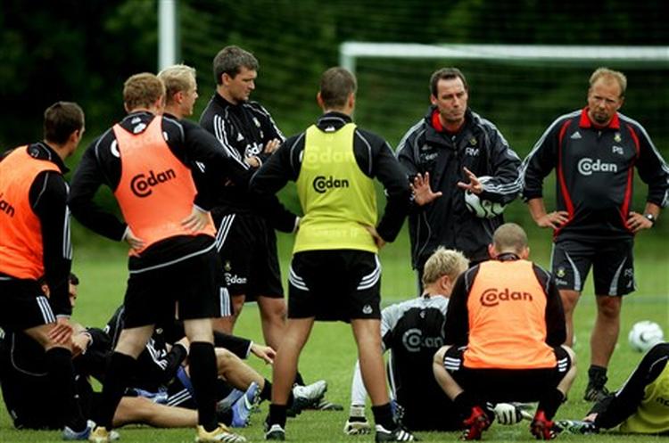 Brøndbys ny træner, hollænderen René Meulensteen, vil have endnu en målmand til truppen. Her ses holdet samlet til første træning efter sommerferien. - Foto: Peter Hove Olesen 