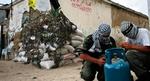 Palæstinensiske militante forbereder eksplosiver i det sydlige Gaza - til brug mod fremrykkende israelske styrker. - Foto: APA! 
