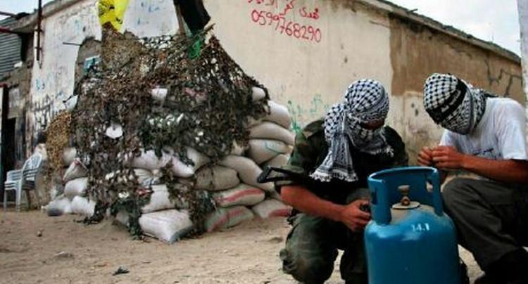 Palæstinensiske militante forbereder eksplosiver i det sydlige Gaza - til brug mod fremrykkende israelske styrker. - Foto: APA! 