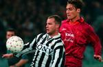 Gianluca Pessotto ses her i en kamp for Juventus i 1996. Den ny sportsdirektør svæver i livsfare efter et selvmordsforsøg. - Arkivfoto: AP 