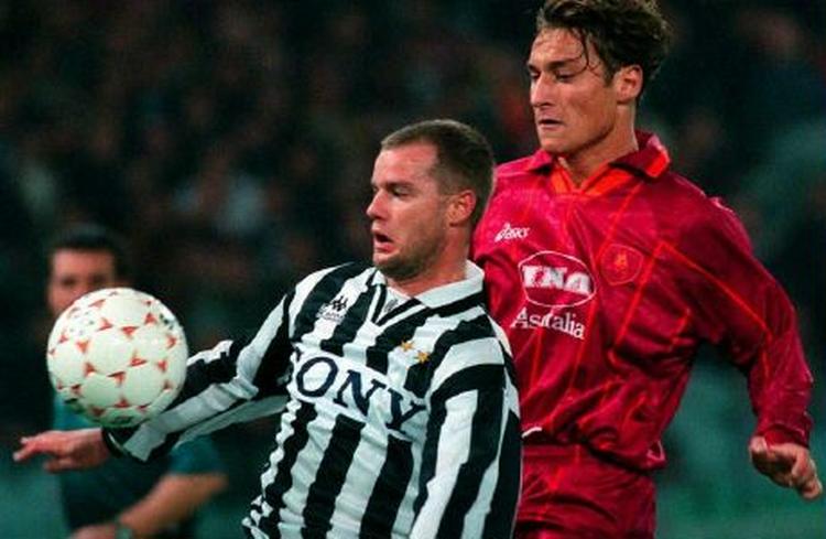 Gianluca Pessotto ses her i en kamp for Juventus i 1996. Den ny sportsdirektør svæver i livsfare efter et selvmordsforsøg. - Arkivfoto: AP 