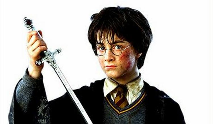 DET STORE SPØRGSMÅL. Det er yderst sjældent, at en forfatter tager livet af sin hovedperson. Men J.K. Rowling svarer temmelig kryptisk på spørgsmålet om, hvorvidt Harry Potter overlever bind 7. - Foto: Warner Bros. 
