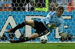 Den tyske keeper snupper et tamt skud fra Ayala. Senere går det ud over Cambiasso. - Foto: AP 