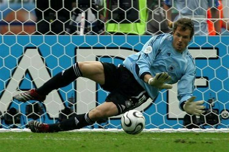 Den tyske keeper snupper et tamt skud fra Ayala. Senere går det ud over Cambiasso. - Foto: AP 