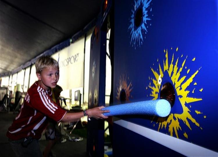 12-årige Jens Christian Lund er vild med sportsvæggen på Landsstævnet og har flere gange haft sin lillebror med i teltet, hvor den står.   Foto: Jens Dresling 