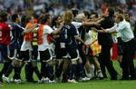 De argentinske og tyske spillere røg i totterne på hinanden efter den tyske sejr. - Foto: AP 