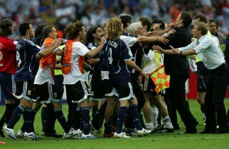 De argentinske og tyske spillere røg i totterne på hinanden efter den tyske sejr. - Foto: AP 