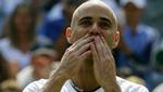 »Det her er stedet for os tennisspillere, og jeg har været så privilegeret at spille her så mange gange. Det er en stor ære«, sagde Agassi, da han forlod Wimbledon for sidste gang. - Foto: AP 