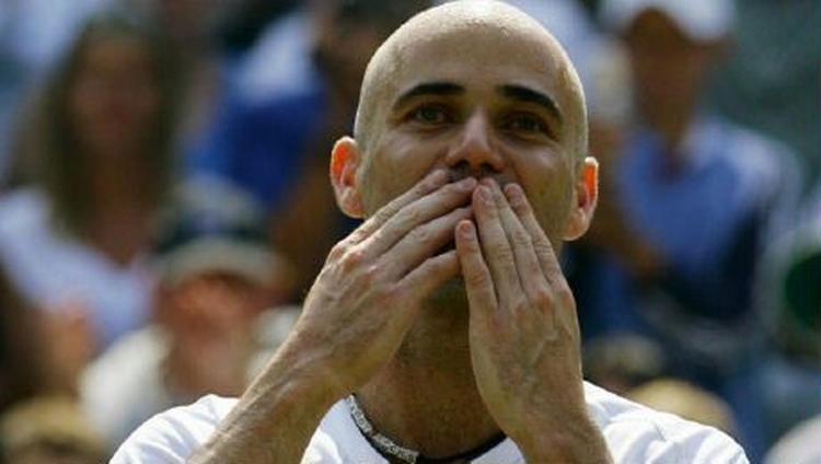 »Det her er stedet for os tennisspillere, og jeg har været så privilegeret at spille her så mange gange. Det er en stor ære«, sagde Agassi, da han forlod Wimbledon for sidste gang. - Foto: AP 
