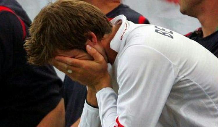 Ved EM i 2004 brændte Beckham et straffe mod Portugal. Denne gang så han sine holdkammerater tabe fra bænken. - Foto: AP 