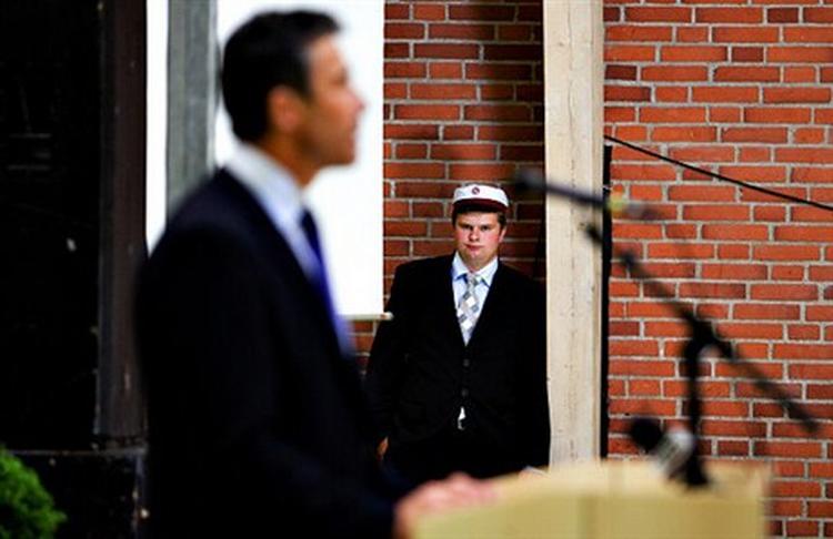 Statsminister Anders Fogh Rasmussen ville hellere fortælle sine unge partifæller om marxismens fallit end diskutere forholdet til Dansk Folkeparti.   Foto: Lars Skaaning 