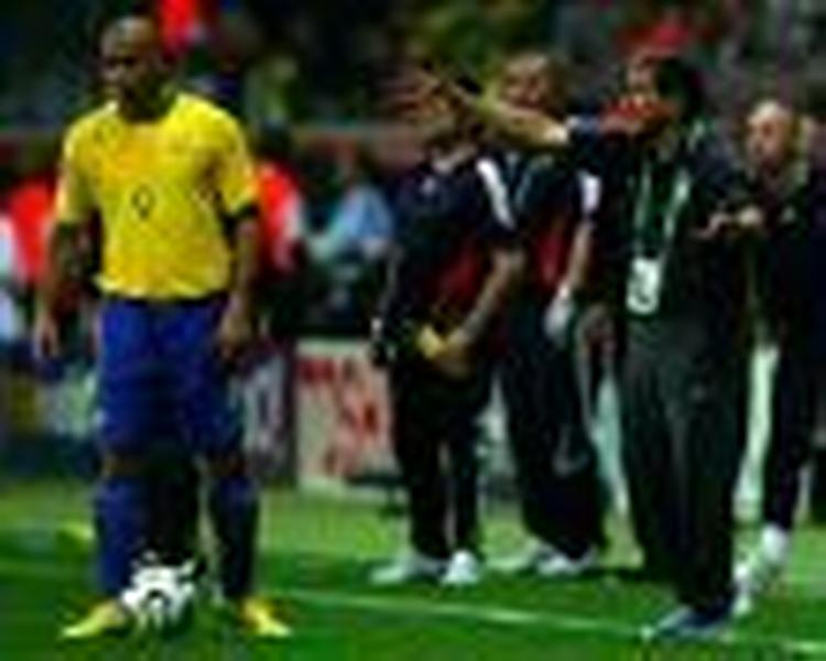 Brasiliens landstræner Carlos Alberto Parreira og Ronaldo kan nåede til kvartfinalen ved VM. - Foto: AP 