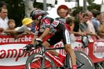 »Allerede nu kan jeg imidlertid godt røbe, at Carlos Sastre bliver manden, der skal køres for i klassementet«, siger Bjarne Riis. - Foto: AP 