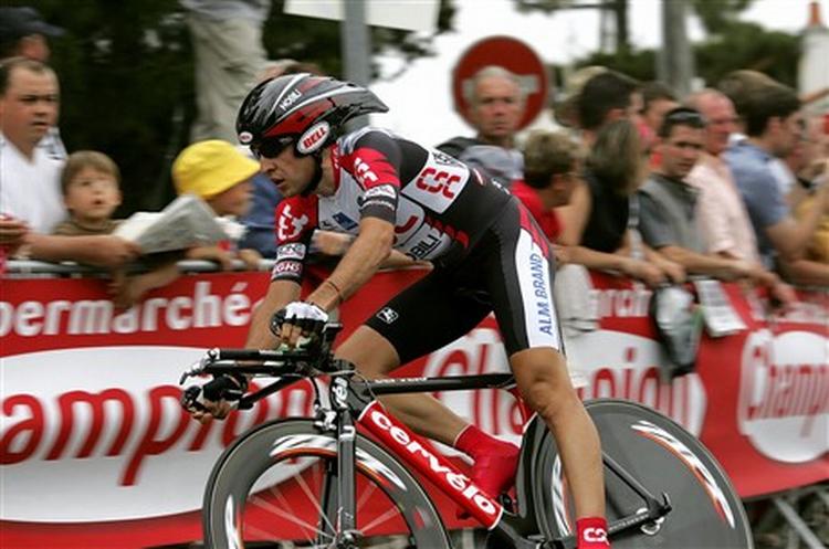 »Allerede nu kan jeg imidlertid godt røbe, at Carlos Sastre bliver manden, der skal køres for i klassementet«, siger Bjarne Riis. - Foto: AP 
