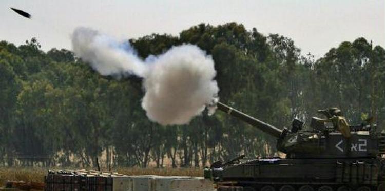 Et israelsk militærmissil bliver affyret mod Gazastriben. Israels premiereminister sætter nu alt ind, for at få frigivet soldat, der blev taget til fange for en uge siden. Foto: AP 
