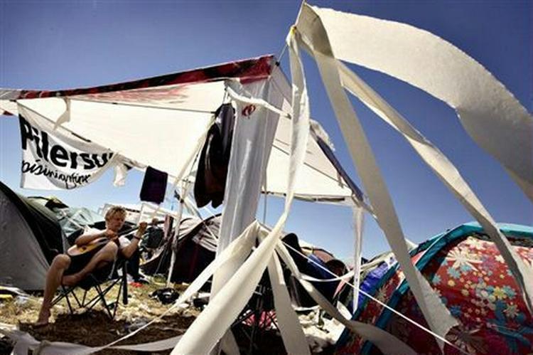 En festivaldeltager har søgt ly for solen. Og det gode vejr ser ud til at fortsætte. - Foto: Joachim Adrian 