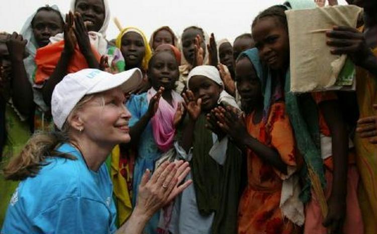 Skuespilleren Mia Farrow var i juni på besøg i en flygtningelejr i Darfur i det krigshærgede Sudan som ambassadør for FN. Hun betegner situationen som »desperat«. - Arkivfoto: AP 