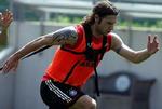 Midtbaneslideren Torsten Frings er blevet fanget på kamera i et overfald på en argentiner. Men han påstår, at han ikke gjorde andet end at forsvare sig. - Arkivfoto: AP 