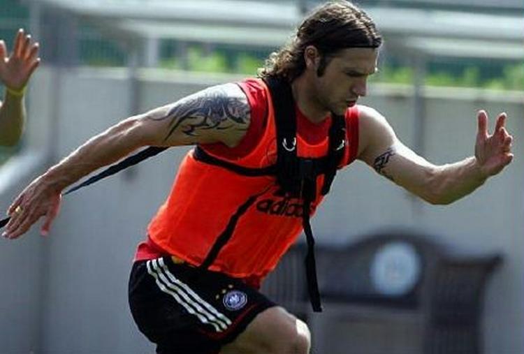 Midtbaneslideren Torsten Frings er blevet fanget på kamera i et overfald på en argentiner. Men han påstår, at han ikke gjorde andet end at forsvare sig. - Arkivfoto: AP 