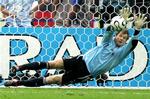 Selv den skuffede reservekeeper Oliver Kahn overgav sig til rivalen Jens Lehmann, da den tyske førstemålmand brillerede på stregen i kvartfinalen mellem Tyskland og Argentina.   Arkivfoto: Thomas Kienzle/AP 