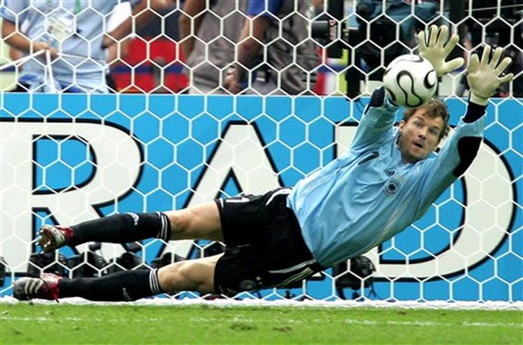 Selv den skuffede reservekeeper Oliver Kahn overgav sig til rivalen Jens Lehmann, da den tyske førstemålmand brillerede på stregen i kvartfinalen mellem Tyskland og Argentina.   Arkivfoto: Thomas Kienzle/AP 