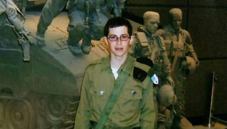 Den kidnappede israelske soldat, Gilad Shalit, er såret, men i live. - Foto: AP 