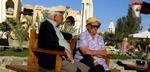 Ældre bør klæde sig, så de er beskyttede mod sollyset, når temperaturern når op mod de 30 grader - som disse ældre på ferie i Egypten. - Arkivfoto: Peter Hove Olesen 