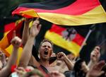 Tyske fans fejrer sejren over Argentina. I aften kan feste fortsætte. - Foto: AP 