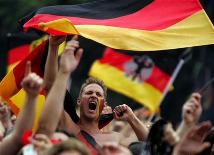 Tyske fans fejrer sejren over Argentina. I aften kan feste fortsætte. - Foto: AP 