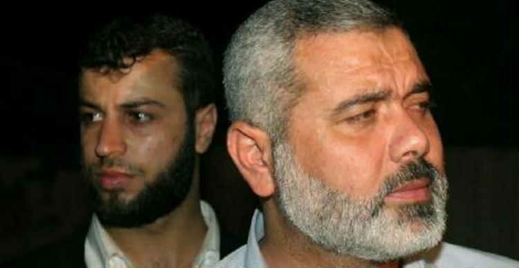 Den palæstinensiske premierminister Ismail Haniyeh har smidt sin mobiltelefon af frygt for at blive sporet. - Foto: AP 