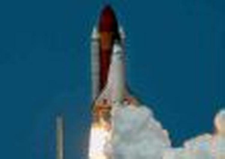Rumfærgen Discovery er på trods af problemer sendt ud i rummet - Foto: AP 