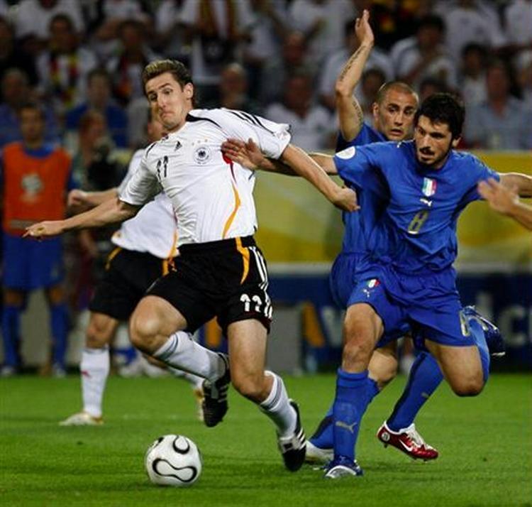Tyskland og Klose blev den lille i duellen med Italien og Gattuso. - Foto: AP. 