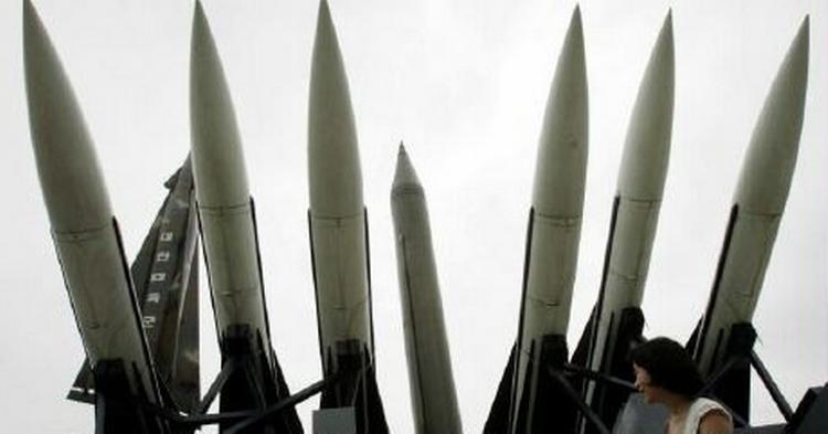 Denne model af Nordkoreas Scud B-missiler står i Koreas Krigsmuseum i Seul, Sydkorea. - Foto: AP 