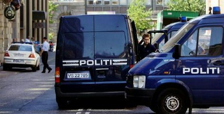 Politiet mødte talstærkt op i Jernbanegade. - Foto: Thomas Borberg 