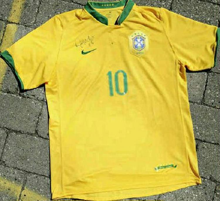 Denne signerefe Ronaldinho-trøje kan blive din - Foto: MArtin Lehmann 