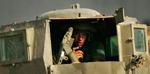 Israelsk soldat på vej ind i Gaza-striben. - Foto: AP 