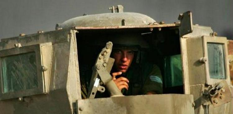 Israelsk soldat på vej ind i Gaza-striben. - Foto: AP 
