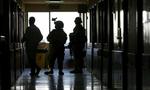 Amerikanske soldater holder vagt på et hospital i Irak. Mistanken om amerikanske troppers voldtægt kræves undersøgt af Iraks regering. - Foto: AP 