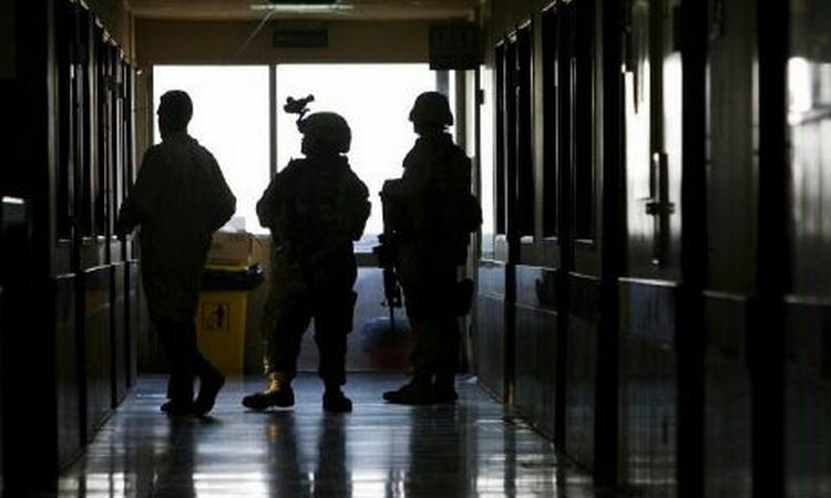 Amerikanske soldater holder vagt på et hospital i Irak. Mistanken om amerikanske troppers voldtægt kræves undersøgt af Iraks regering. - Foto: AP 