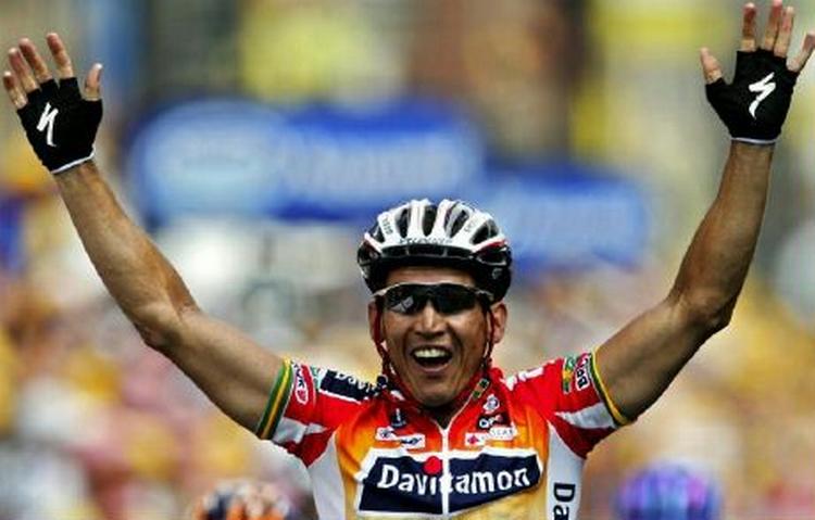 Den grønne pointtrøje sidder fast på feltets bedste sprinter lige nu - australske Robbie McEwen, der vandt dagens etape. - Foto: AP 