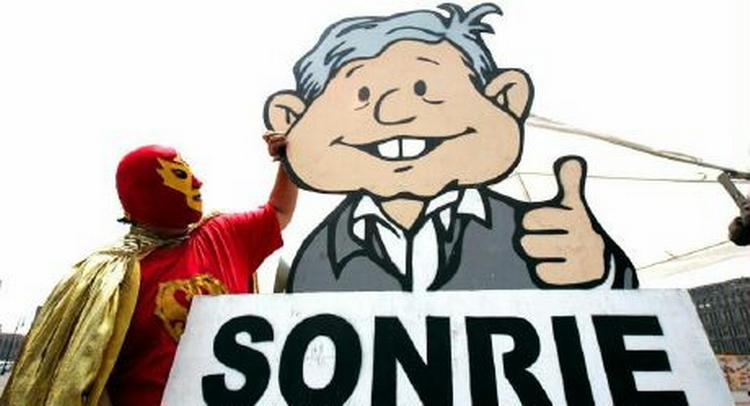 'Smil', står der på spansk på plakaten, som den meksikanske bryder har sat op på dagen for optælling af de sidste stemmer i Mexico. Plakaten forestiller venstrefløjpartiets kandidat Obrador, som foreløbig ligner taberen. - Foto: AP 