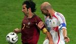 Portugals Luis Figo dækker bolden over for den tidligere klubkammerat, franske Zinedine Zidane, men Frankrig løb med sejren i dagens VM-semifinale. - Foto: AP 