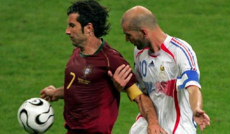 Portugals Luis Figo dækker bolden over for den tidligere klubkammerat, franske Zinedine Zidane, men Frankrig løb med sejren i dagens VM-semifinale. - Foto: AP 